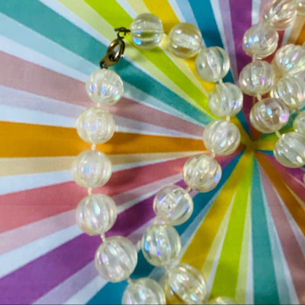 Vintage strand of iridescent lucite bead necklace - Picture 5 of 5
